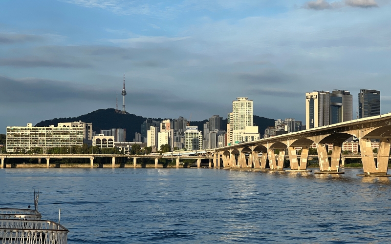 Blick vom Han River auf den N-Seoul Tower.