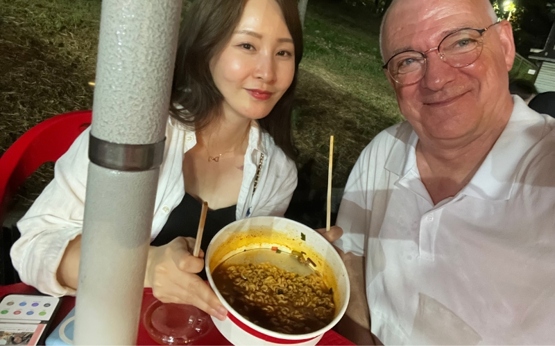 Ein schöner Abend mit einer guten Freundin geht mit Ramyeon am Fluss Hangang langsam zu Ende.