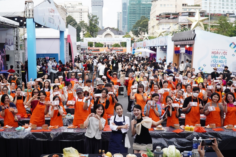 Sự kiện trải nghiệm làm Kimchi thu hút đông đảo “tín đồ” yêu ẩm thực xứ Hàn với sự hướng dẫn của chuyên gia ẩm thực Kim Eun Ja. (Ảnh: Lê Thị Yến)