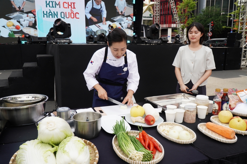 Cô Kim Eun Ja hướng dẫn về cách muối Kimchi. (Ảnh: Lê Thị Yến)