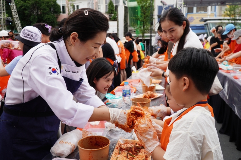 Lớp học trải nghiệm muối Kimchi đa dạng các độ tuổi, có cả những em bé cùng mẹ tham gia. (Ảnh: Lê Thị Yến)