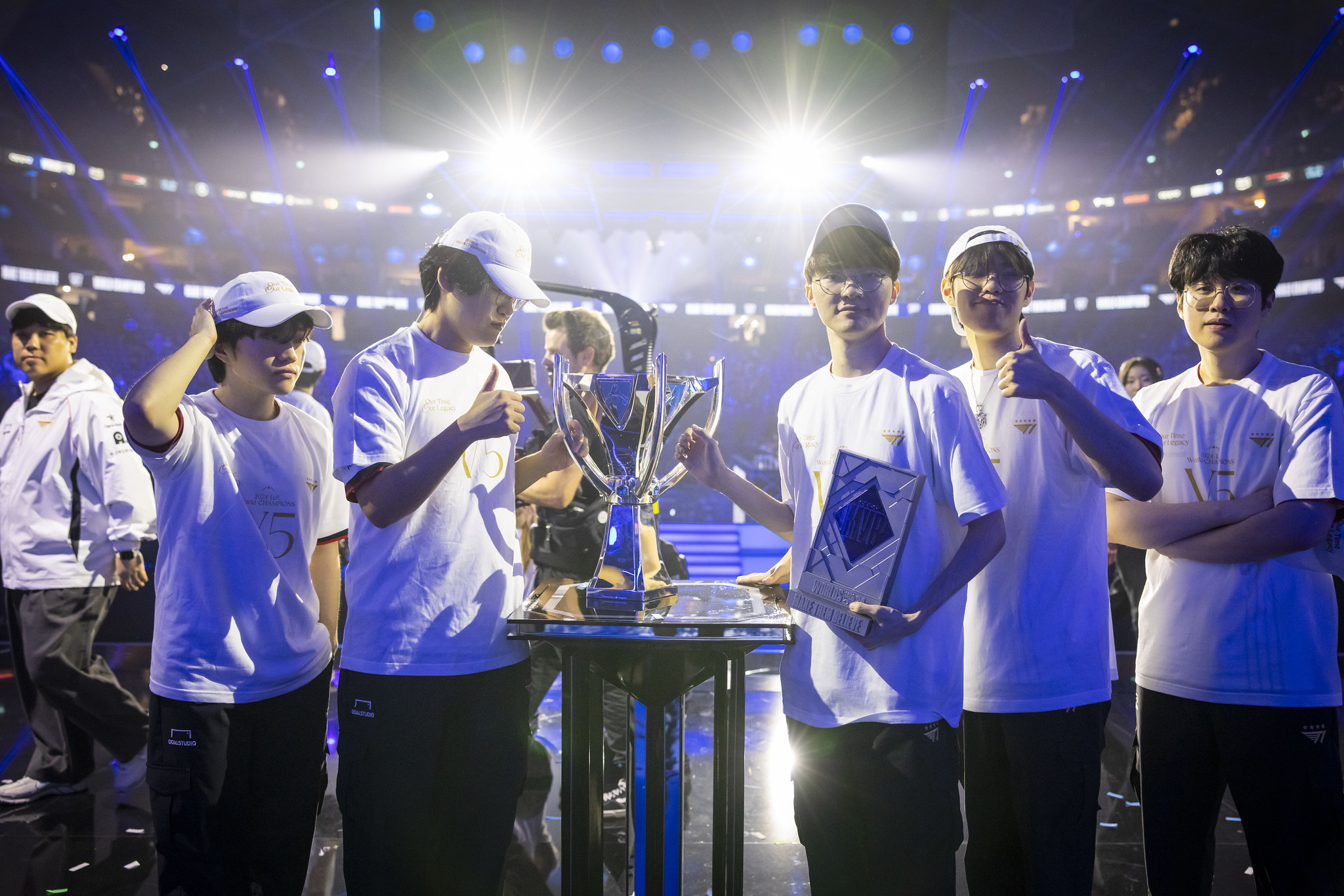 L’équipe sud-coréenne T1 célèbre sa victoire contre l’équipe chinoise Bilibili Gaming lors de la finale du Championnat du monde de League of Legends (LoL) à l’O2 Arena de Londres, le 2 novembre 2024. © Compte Flickr de LoL Esports