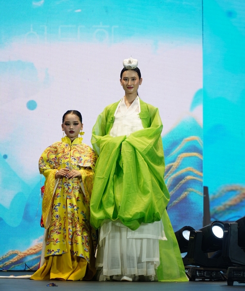 Khoảnh khắc đặc biệt khi trang phục Hanbok - Áo dài trên một khung hình thể hiện sự giao thoa văn hóa Việt - Hàn gắn kết. (Ảnh: Lê Thị Yến)