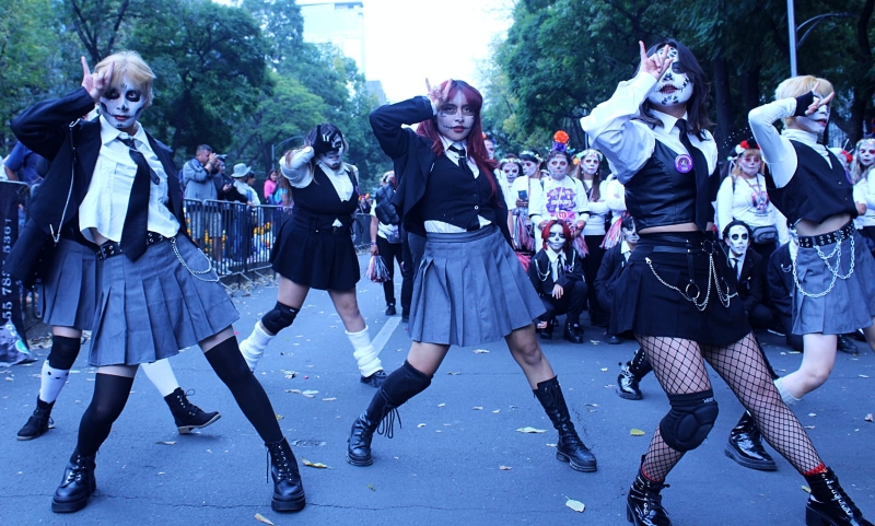 Un grupo de dance cover se presenta en la Mega Procesión de Catrinas, fusionando la cultura mexicana y el K-pop