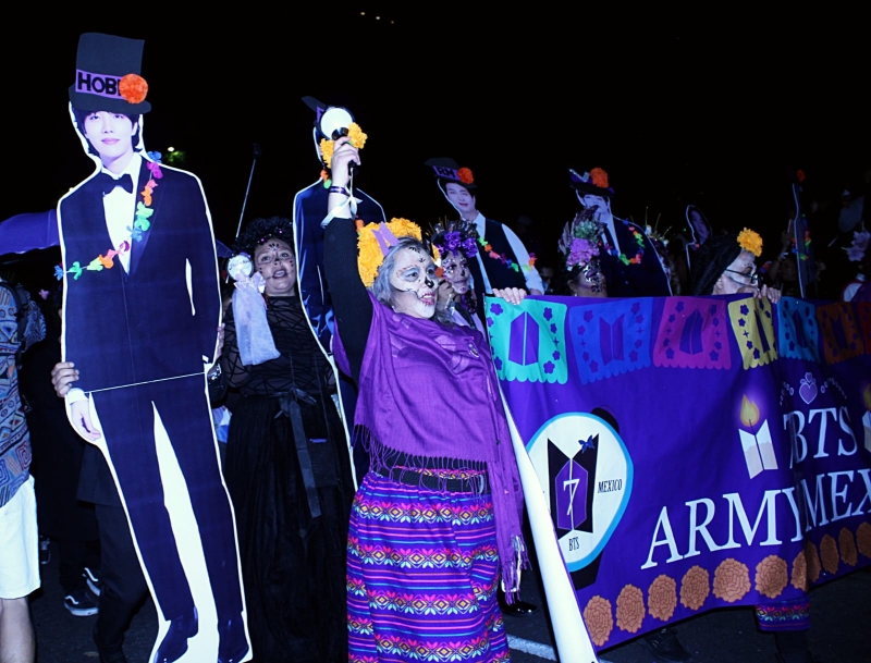 La comunidad de fanes 7 BTS Army México desfila en la Mega Procesión de Catrinas 2024.