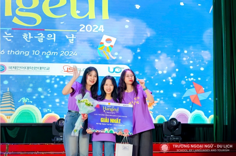 Khoảnh khắc xúc động nhất khi nhóm được vinh danh tại Ngày hội Hangeul 2024. (Ảnh: Trang Facebook chính thức của Trường Ngoại ngữ - Du lịch, Đại học Công nghiệp Hà Nội) 