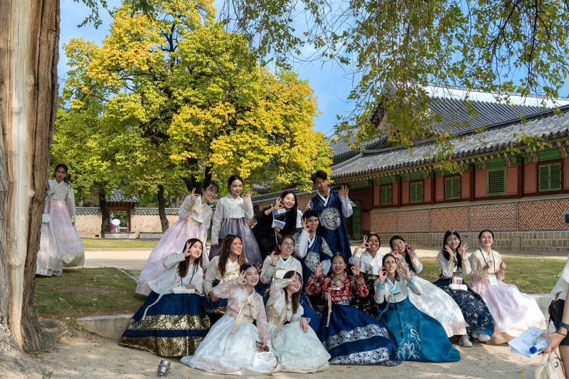 Khoác lên mình bộ Hanbok (trang phục truyền thống Hàn Quốc), chúng mình đã tham quan cung điện Gyeongbokgung, cảm nhận sâu sắc giá trị văn hóa lịch sử nơi đây và cùng nhau lưu lại rất nhiều kỉ niệm đẹp. (Ảnh: Hoàng Khánh Huyền)