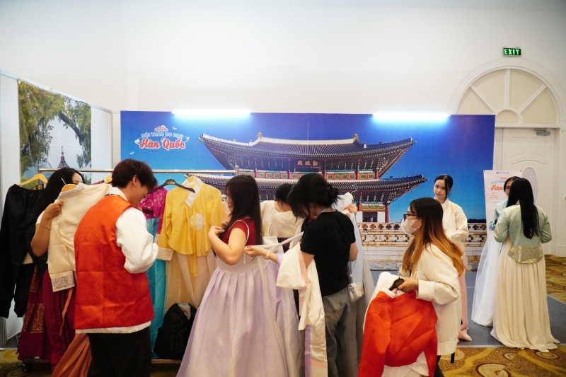 Các bạn sinh viên thích thú tại khu vực trải nghiệm mặc thử trang phục Hanbok truyền thống. (Ảnh: Lê Thị Yến)