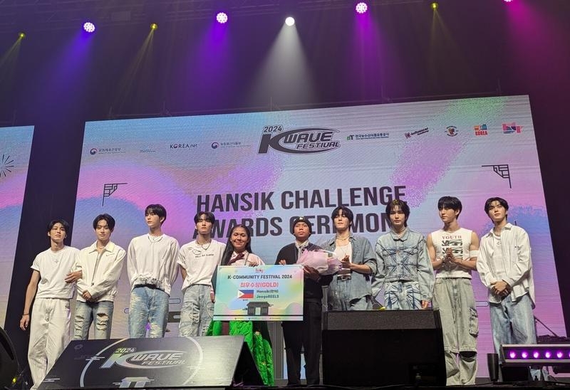 Los ganadores del Hansik Challenge, JeogoREELS, posan junto con el grupo EPX tras recibir su reconocimiento