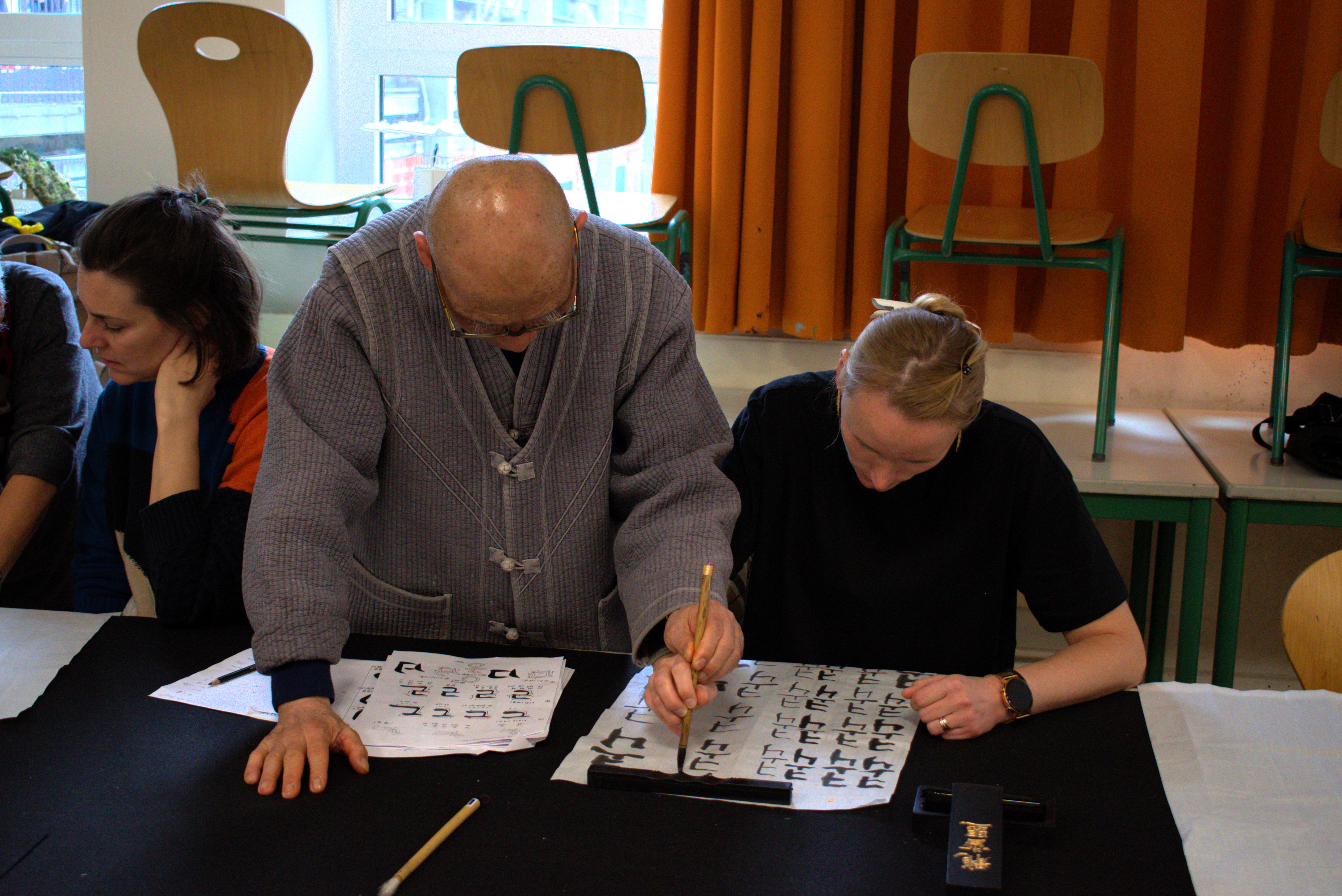 Beim Kalligrafie-Workshop lernen die Teilnehmenden, ihren eigenen Namen auf Koreanisch zu schreiben