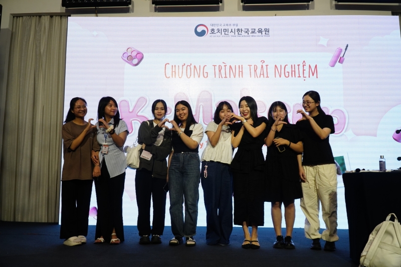 Lớp học make-up vô cùng thú vị với chuyên gia trang điểm Hàn Quốc. (Ảnh: Lê Thị Yến)
