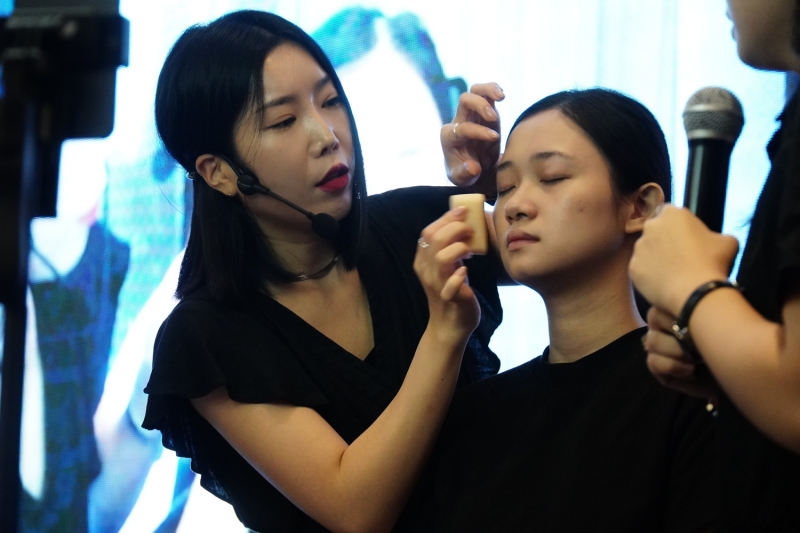 Cô Choi chia sẻ rằng những bước trang điểm đầu tiên luôn phải chú trọng để có một lớp nền căng bóng. (Ảnh: Lê Thị Yến)
