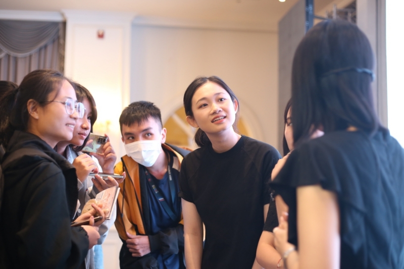 Cùng giao lưu để chia sẻ “bí kíp” vẽ mắt và lông mày tự nhiên từ chuyên gia. (Ảnh: Lê Thị Yến)