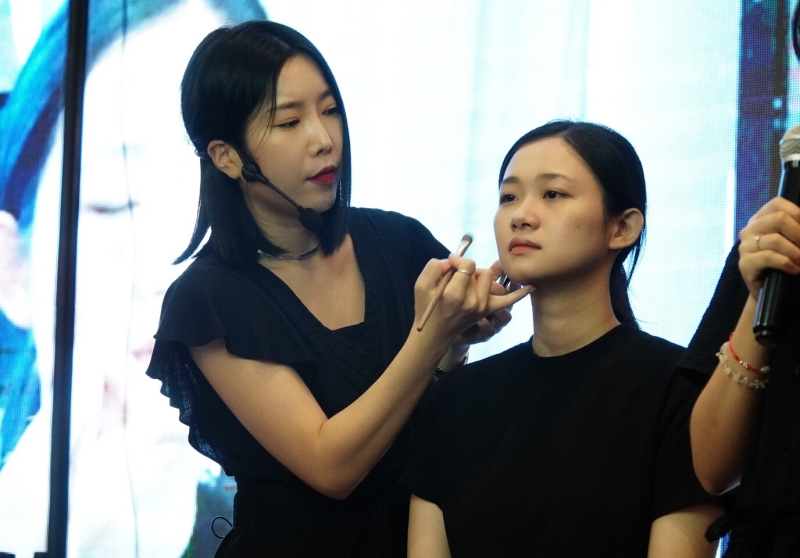 Những công đoạn hoàn thành cuối cùng cho quá trình make-up. (Ảnh: Lê Thị Yến)