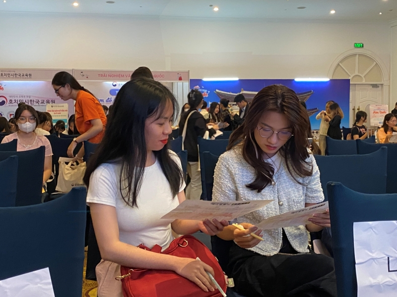 Cả lớp cùng test thử màu sắc cho nhau và cô giáo sẽ kiểm tra lại phần test màu sắc của các bạn. (Ảnh: Lê Thị Yến)