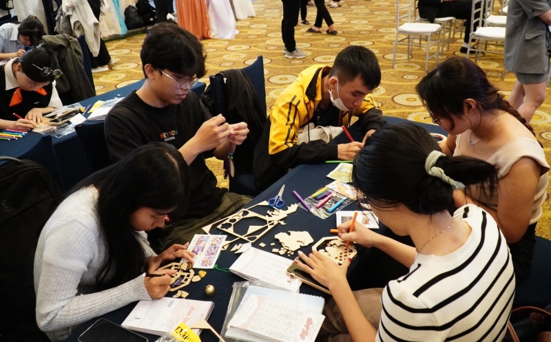 Nhiều nhóm bạn cùng nhau lựa chọn các món đồ thủ công yêu thích để sáng tạo tác phẩm của riêng mình. (Ảnh: Lê Thị Yến)