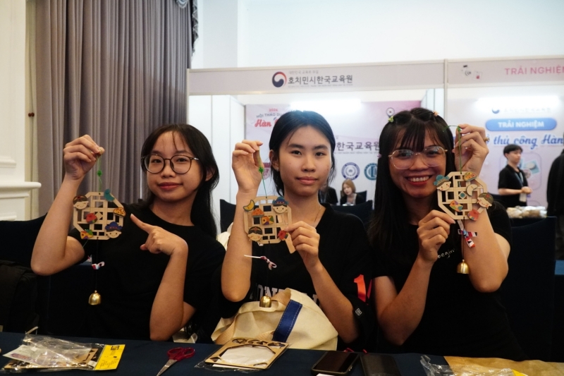 Gian hàng trải nghiệm làm các món đồ thủ công thu hút đông đảo học sinh, sinh viên tham gia. (Ảnh: Lê Thị Yến)