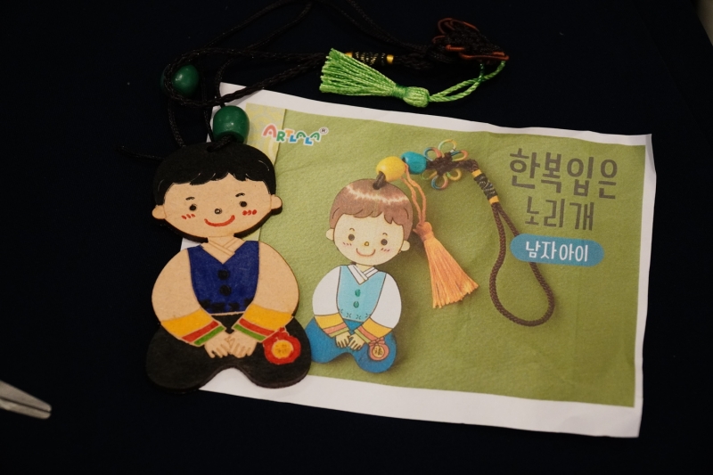 Lần đầu làm Norigae mới thấy được nhìn đơn giản nhưng để hoàn thiện được một sản phẩm đẹp cần nhiều công sức. (Ảnh: Lê Thị Yến)