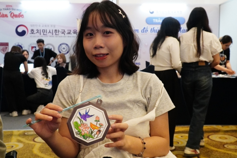Lồng đèn thường thì làm đơn giản hơn nhưng cầm chúng trên tay chúng mình như những đứa trẻ được về với tuổi thơ làm đồ thủ công. (Ảnh: Lê Thị Yến)