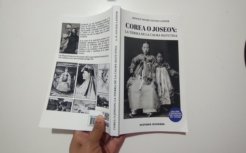 Tapa y contratapa de la edición 2024. Traducción al castellano por Luis Nicolás Sánchez | Dibujo de A. H. Savage Landor