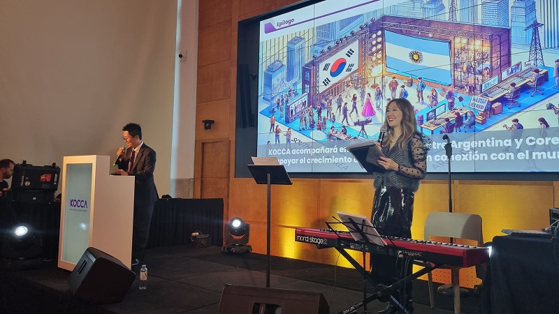 La presentadora Jini y el director del Centro de Negocios en Argentina, Park Seung Joon.