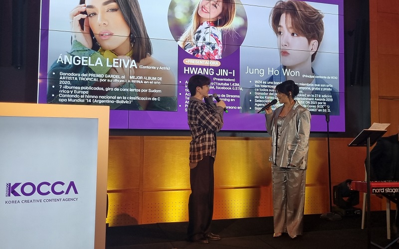 Howon de W24 y Ángela Leiva.