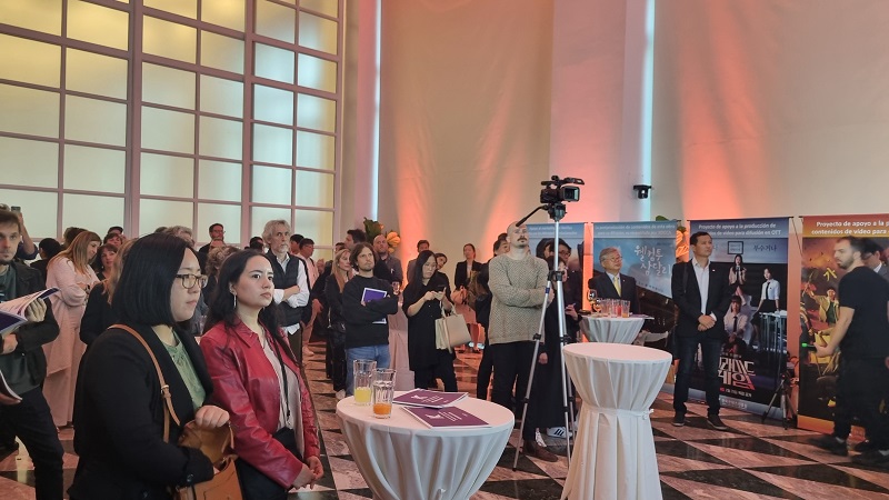 Productores y representantes de entidades y asociaciones que asistieron al evento de inauguración.