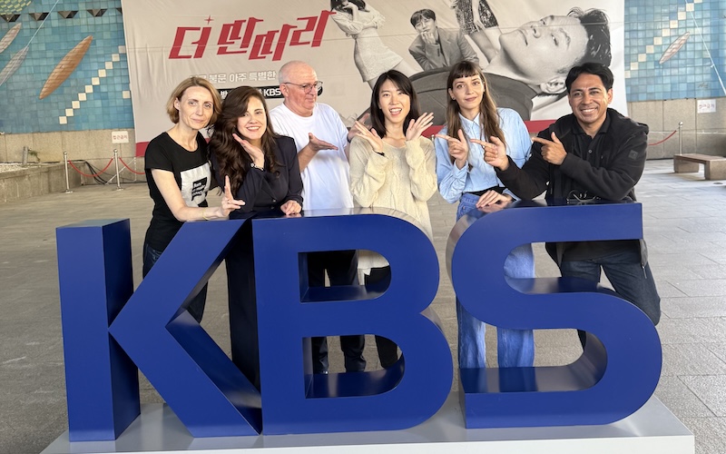 Die Korea.net Chef-Managerin der Honorary Reporters, Kal Hong mit ihren Honorary Reporters bei KBS