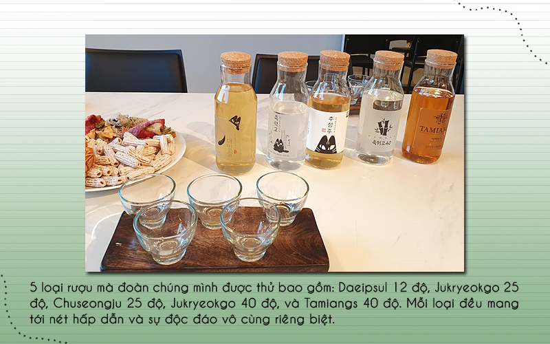 5 loại mỹ tửu mà chúng mình được thưởng thức do Chuseonggoeul chưng cất, bao gồm (trái sang phải): Daeipsul 12 độ, Jukryeokgo 25 độ, Chuseongju 25 độ, Jukryeokgo 40 độ, và Tamiangs 40 độ, đều cho thấy sức quyến rũ đi kèm nét hấp dẫn khó cưỡng vô cùng riêng biệt. (Ảnh: Vũ Đỗ Hải Hà)