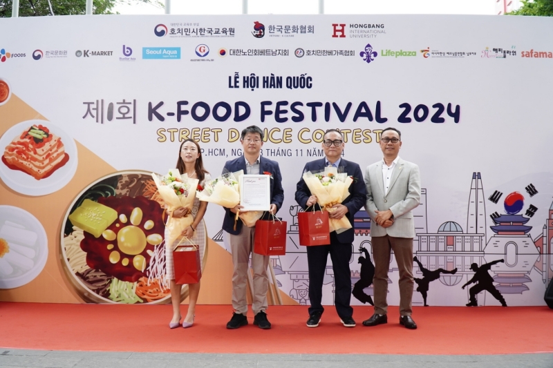 Ban tổ chức Lễ hội Ẩm thực Hàn Quốc 2024 chụp hình lưu niệm. (Ảnh: Lê Thị Yến)
