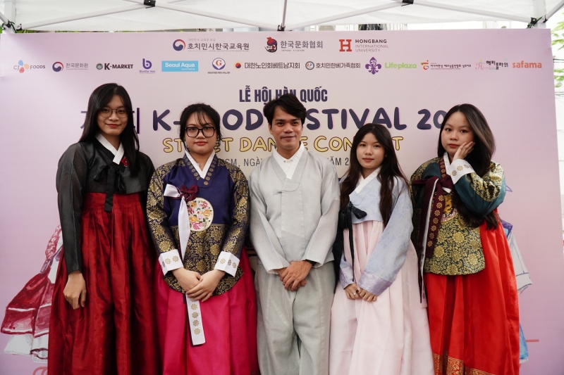 Các bạn sinh viên xinh đẹp trong trang phục Hanbok truyền thống. (Ảnh: Lê Thị Yến)