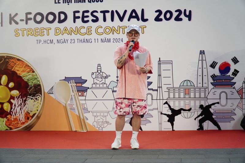 Đại diện Ban giám khảo nhận xét các phần thi nhảy của các đội thi tham gia Cuộc thi nhảy Street Dance. (Ảnh: Lê Thị Yến)