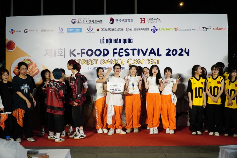 Các đội thi nhận giải thưởng tại Cuộc thi nhảy Street Dance trong khuôn khổ Lễ hội Ẩm thực Hàn Quốc 2024. (Ảnh: Lê Thị Yến)