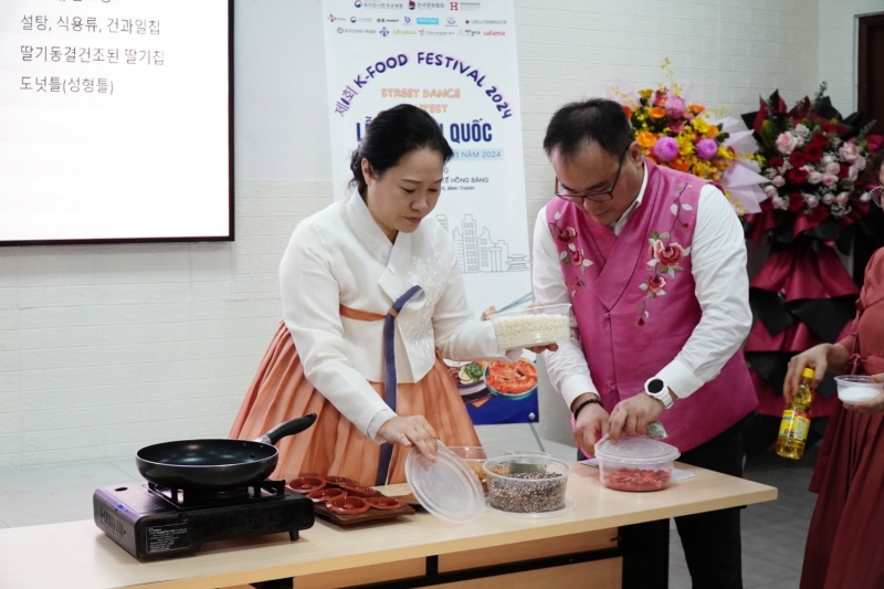 Các chuyên gia ẩm thực đang dạy nấu món ăn Oranda cho gần 200 sinh viên. (Ảnh: Lê Thị Yến)