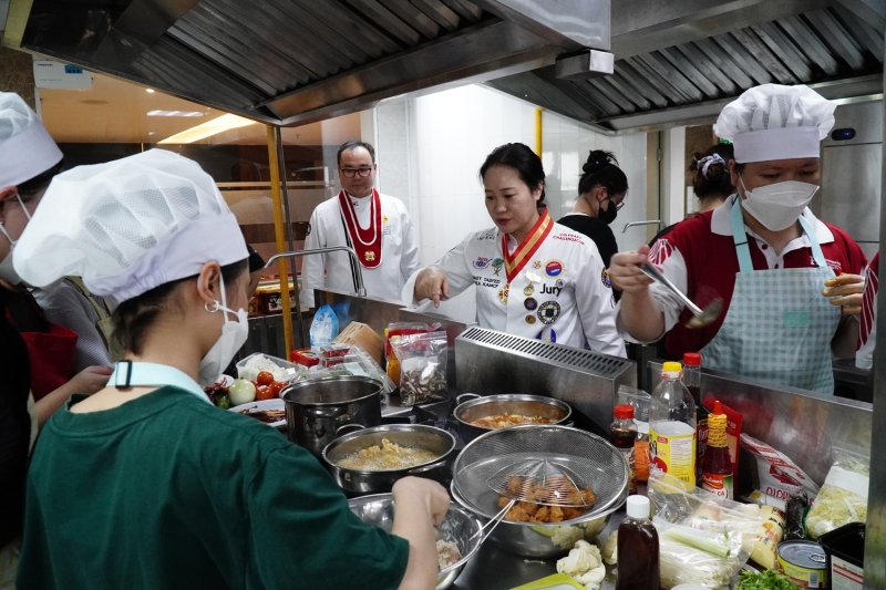 Ban giám khảo theo dõi tỉ mỉ các bước thực hiện món ăn của 14 đội thi tham gia Cuộc thi nấu ăn K-food 2024. (Ảnh: Lê Thị Yến)