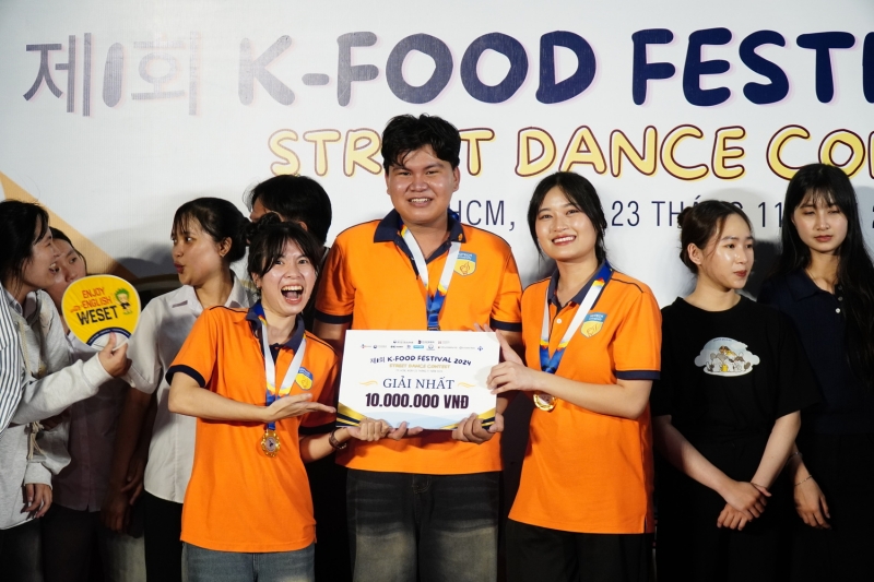 Nhóm sinh viên xuất sắc đạt giải Nhất Cuộc thi nấu ăn K-Food 2024. (Ảnh: Lê Thị Yến)