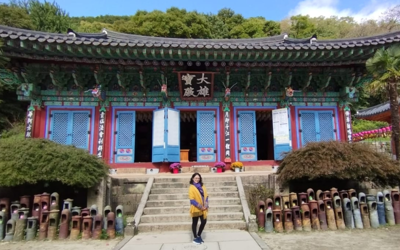 Ivana Alzaga se toma una foto frente al templo Daeheungsa, localizado en Haenam, provincia de Jeollanam-do.