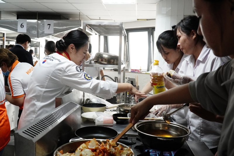 14 đội thi tranh tài tại Cuộc thi nấu ăn K-food 2024 vô cùng gay cấn. (Ảnh: Lê Thị Yến)