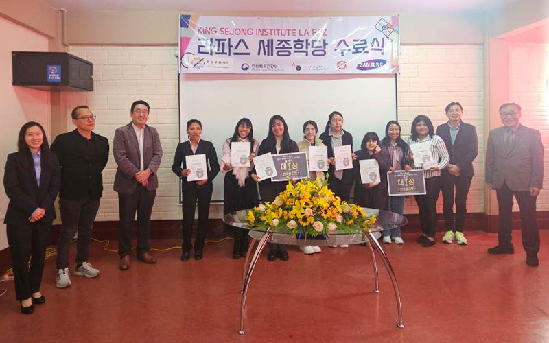 Ganadores de ambas categorías del concurso acompañados por unos funcionarios de la Embajada de Corea en Bolivia y el director del Instituto Rey Sejong Chung WoonKang. | Instituto Rey Sejong La Paz