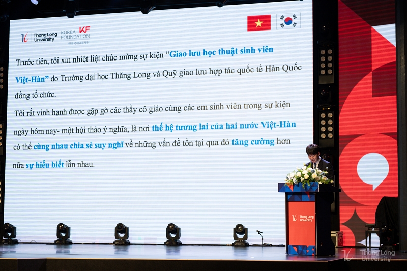 Ông Woo Hyung Min, Trưởng đại diện Quỹ Giao lưu Quốc tế Hàn Quốc (KF) - Văn phòng Hà Nội, vui mừng chia sẻ cảm xúc khi quay trở lại với Hội thảo giao lưu học thuật sinh viên Việt - Hàn lần thứ 4. (Ảnh: Trường Đại học Thăng Long)