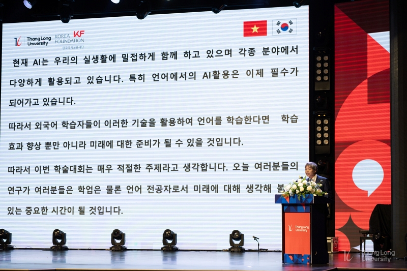 Thầy Vũ Đỗ Quỳnh - Phó Hiệu trưởng trường Đại học Thăng Long phát biểu tại lễ khai mạc Hội thảo giao lưu học thuật sinh viên Việt – Hàn KF lần thứ 4. (Ảnh: Trường Đại học Thăng Long)
