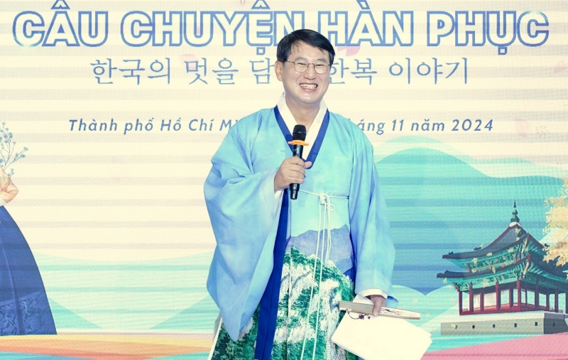 Ông Jung Ki Beom - Đại diện Ban giám đốc Sở Di sản Văn hóa tỉnh Chungcheongnam-do chia sẻ tại buổi talkshow “Câu chuyện Hàn phục”. (Ảnh: Trang Facebook của trường Đại học Kinh tế - Tài chính TP. HCM)
