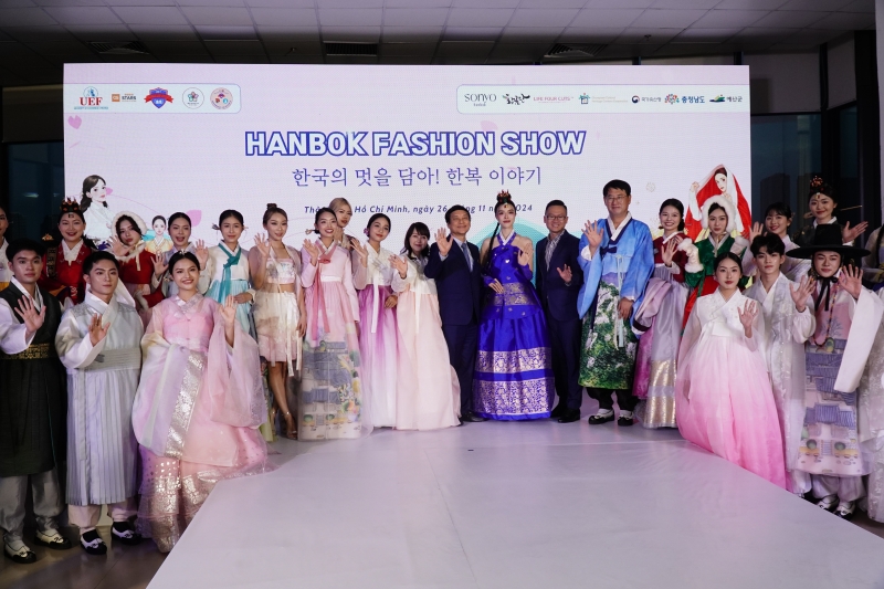 Chương trình “Hanbok Fashion Show 2024” quy tụ bộ sưu tập Hanbok lộng lẫy kết hợp giữa nét truyền thống và hiện đại. (Ảnh: Lê Thị Yến)