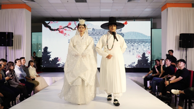 Chương trình “Hanbok Fashion Show” thu hút hơn 200 bạn sinh viên tham gia. (Ảnh: Lê Thị Yến)