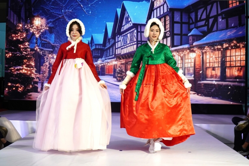 Mùa lễ Giáng sinh rực rỡ cũng được nhà thiết kế Kim Hae Won đưa vào trong những bộ Hanbok. (Ảnh: Lê Thị Yến)