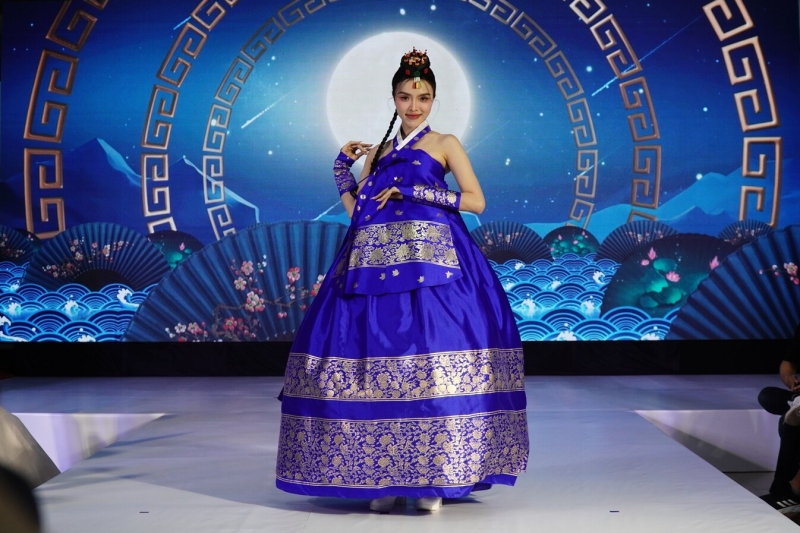 Á hậu Miss Grand Việt Nam 2024 Lê Phan Hạnh Nguyên tươi mới trong bộ trang phục Hanbok xanh. (Ảnh: Lê Thị Yến)