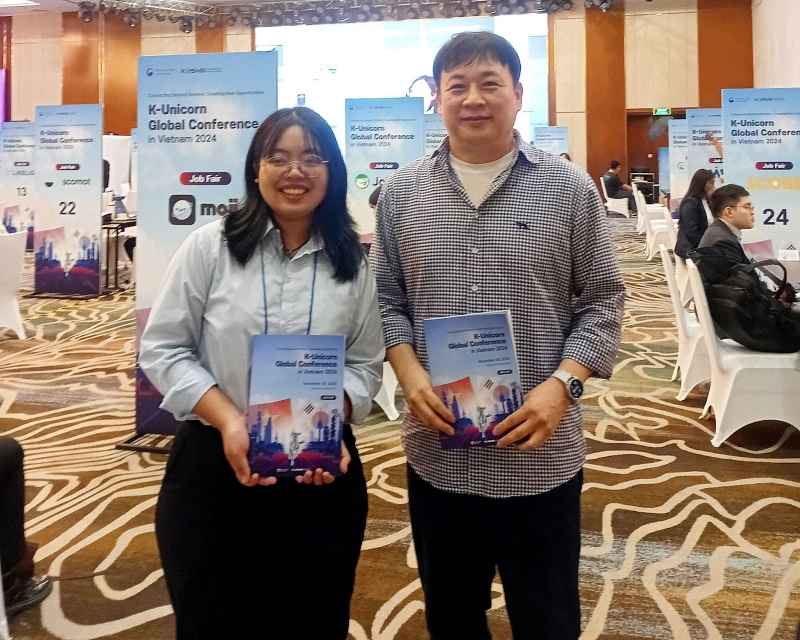 Phóng viên danh dự chụp hình kỉ niệm tại “K-Unicorn Global Conference in Vietnam 2024”. (Ảnh: Vũ Lê Kim Oanh)
