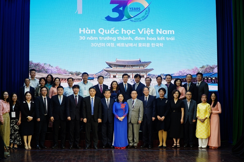 Các vị khách tham gia cùng chụp ảnh lưu niệm tại lễ kỷ niệm “Hàn Quốc học Việt Nam – 30 năm trưởng thành, đơm hoa kết trái”. (Ảnh: Phan Thị Thu Đào)