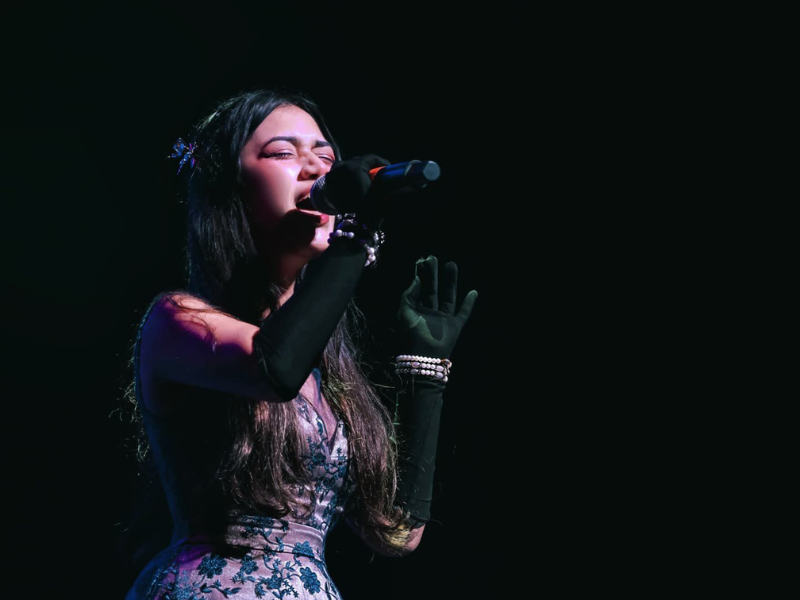 Presentación de Edena Giovanna en la categoría canto, donde muestra su pasión y energía en el escenario del Changwon K-Pop Festival 2024.