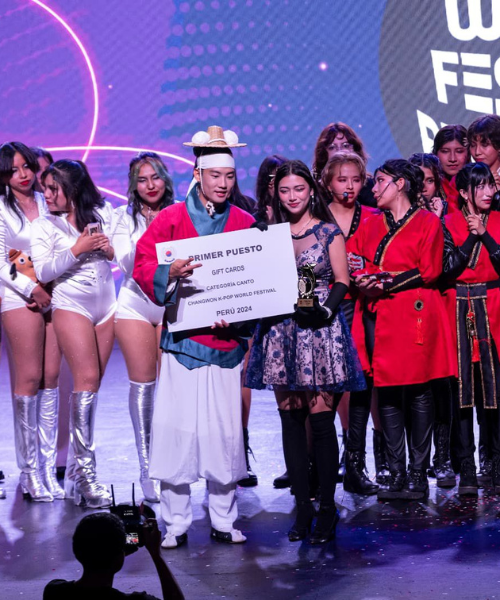 Entrega de premio en categoría canto del 'Changwon K-pop Festival 2024' en la Semana cultural de Corea en Perú.